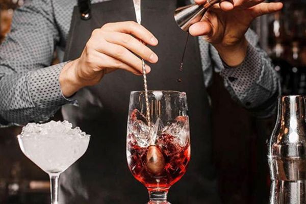Cách pha cocktail đơn giản: tỉ lệ, đá và kỹ thuật làm chủ hương vị