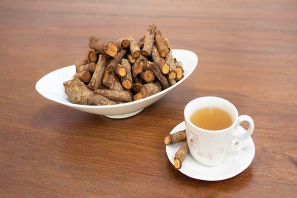 Cây tơm trơng pha trà 