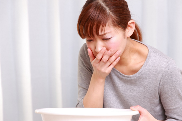 Vì sao cảm thấy buồn nôn khi uống đồ uống có cồn