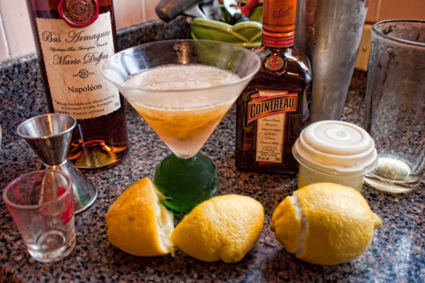 Trang trí ly cocktail cũng góp phần tạo nên trải nghiệm thưởng thức thú vị