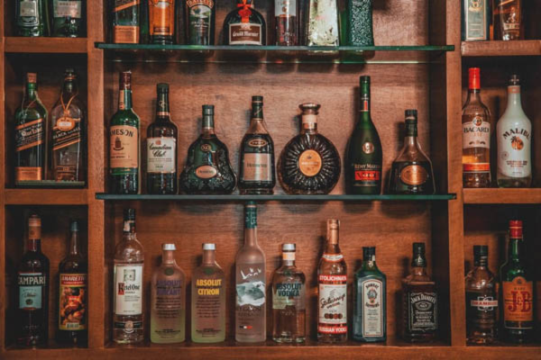 các loại rượu mạnh trong bar