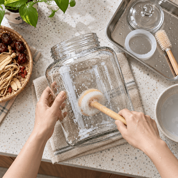 Vì sao cần vệ sinh bình ngâm rượu ngay sau khi sử dụng?